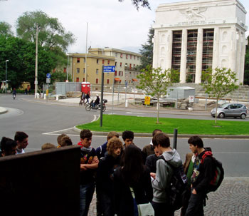 Erklärungen vor dem Siegesdenkmal