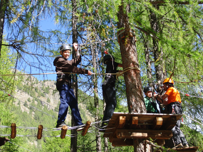Die Klasse 3A im Waldhochseilgarten „Ötzi-Rope-Park“ im Schnalstal
