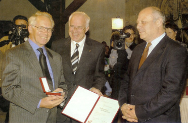 26.09.04 Verleihung des Tiroler Verdienstkreuzes an Direktor Dr. Alois Bachmann